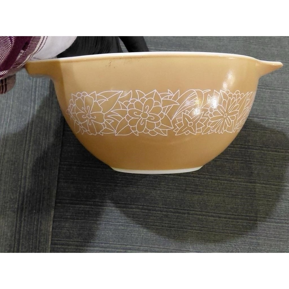 Vintage Pyrex Butterfly Gold Cinderella Bowl #443 and Small Mixing Bowl #401 - Picture 5 of 8